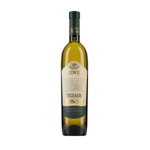 Jidvei Tezaur Sauvignon Blanc & Fetească Regală este un vin spumant alb elegant și proaspăt, ce combină perfect două soiuri autohtone și internaționale. Cu o culoare galben-pai strălucitoare, acest vin își dezvăluie aromele printr-un buchet floral delicat și note de citrice, ierburi proaspete și fructe tropicale, precum papaya și ananas, care se împletesc cu nuanțe subtile de flori albe, caracteristice Feteascăi Regale. Pe palat, Jidvei Tezaur Sauvignon Blanc & Fetească Regală se distinge printr-o aciditate vibrantă și o textură catifelată, care pune în evidență echilibrul între fructele proaspete și mineralele fine, oferind o experiență gustativă proaspătă și plăcută. Finalul este lung și elegant, cu o notă răcoritoare ce persistă pe palat. Acest vin spumant este perfect pentru a fi savurat ca aperitiv sau alături de preparate ușoare, cum ar fi salate, fructe de mare, pește sau brânzeturi fine. Jidvei Tezaur Sauvignon Blanc & Fetească Regală adaugă un plus de rafinament și prospețime oricărei ocazii speciale, fiind ideal pentru a celebra momente deosebite.